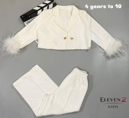 ابيض مع ريش